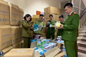 Bỏ hơn 1 tỉ đồng lên Facebook gom khẩu trang giữa dịch bệnh