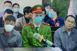 Xử lại vụ lùi xe trên cao tốc khiến 5 người chết