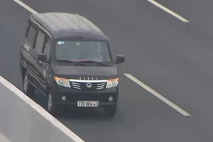 Ô tô chạy ngược chiều trên cao tốc