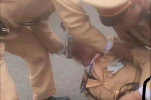 Chạy xe vượt đèn đỏ, tông gục CSGT