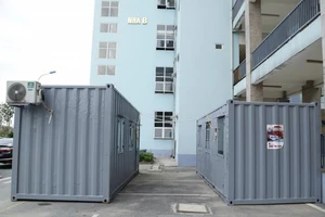 Bệnh viện chế container làm phòng cách ly chống COVID-19