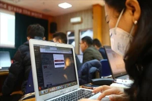 Tranh cãi chuyện thu phí học trực tuyến giữa dịch COVID-19