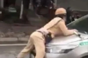 Tài xế taxi tông trung úy CSGT văng lên nắp capo