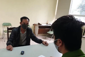 Giám định chất thải trong 14 thùng phuy ngoài sông Hồng