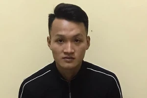 Công an tìm được tài xế taxi hất trung úy CSGT lên nắp capo