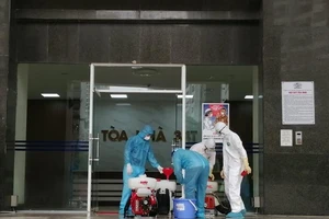 Hà Nội phong tỏa tòa chung cư 30 tầng vì COVID-19