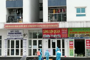 2 vợ chồng dương tính COVID-19, cả tòa chung cư phải khử trùng