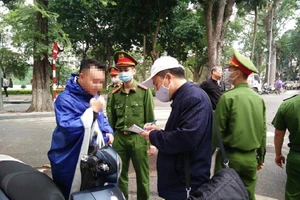 Hà Nội: Ra đường không đeo khẩu trang, 4 người bị phạt