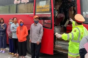 Bất chấp lệnh cấm, xe khách chở 30 người giữa dịch COVID-19