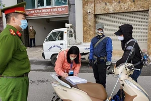 3 người đầu tiên ở Hà Nội bị phạt vì ra đường không cần thiết