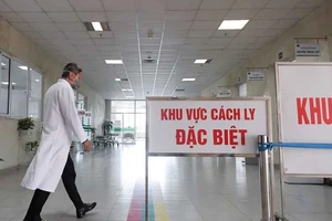 Thứ trưởng Bộ Y tế Nguyễn Trường Sơn đi thăm các bệnh nhân nhiễm COVID-19 tại BV Bệnh nhiệt đới Trung ương. Ảnh: T.D