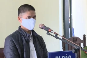 Bị 12 tháng tù vì không đeo khẩu trang còn lăng mạ công an