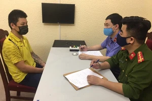 Nguyễn Bá Dũng (trái) tại cơ quan điều tra. Ảnh: CACC