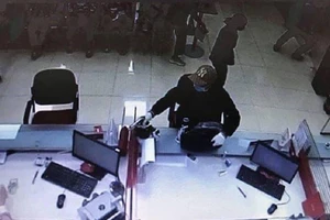 Kẻ cướp cầm súng cướp ngân hàng tại Hà Nội