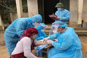 Cán bộ y tế lấy mẫu xét nghiệm của người dân tại thôn Pín Tủng - nơi bệnh nhân 268 sinh sống. Ảnh: dongvan.hagiang.gov.vn