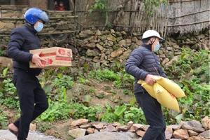 Lương thực được vận chuyển tới thôn Pín Tủng - nơi bệnh nhân 268 sinh sống đang bị phong tỏa. Ảnh: dongvan.hagiang.gov.cn