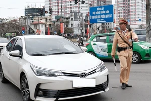 CSGT kiểm soát phương tiện giao thông. Ảnh: TP