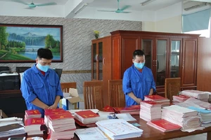 Bắt giam hiệu phó nhận tiền của học sinh để mua bằng giả