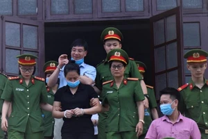 Phụ huynh nói con mình 'bị nâng điểm', cựu hiệu trưởng xin lỗi