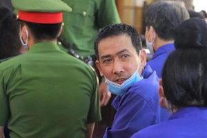 Phụ huynh chỉ nhờ 'xem điểm', hiệu phó 'nâng điểm' 