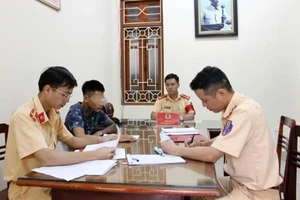 Lái xe máy bằng chân, thanh niên bị phạt hơn 9 triệu đồng