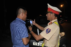 Tài xế khai 'uống 1 chén rượu' bị tước bằng lái gần 1 năm