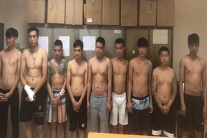 Nhóm thanh niên hỗn chiến vì tranh chỗ dán tờ rơi