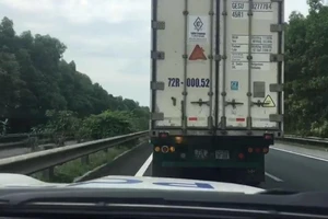 CSGT hú còi liên tục, tài xế đầu kéo không nhường đường