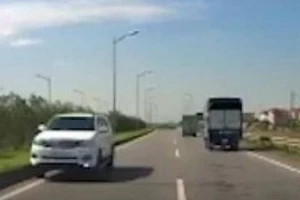 Tước giấy phép lái xe, phạt tài xế chạy ngược chiều cao tốc