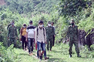 10 người nhập cảnh trái phép từ Trung Quốc vào Việt Nam. Ảnh: Báo Hà Giang