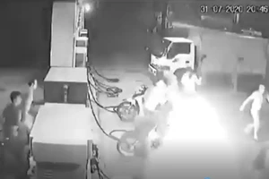 Thanh niên đùa giỡn, hút thuốc khiến cây xăng bốc cháy dữ dội