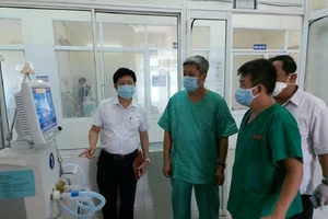 Thứ trưởng Nguyễn Trường Sơn kiểm tra BV dã chiến tại Đà Nẵng