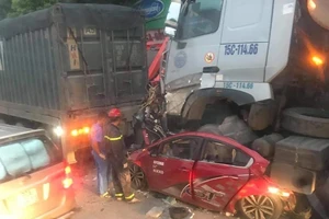 Ô tô con bị kẹp nát giữa 2 xe đầu kéo, 3 người chết