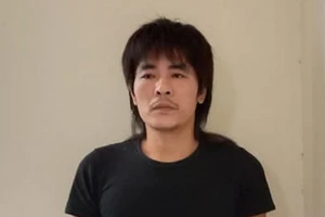 'Bảo kê' chợ hoa, cầm kéo dọa nếu chủ sạp không nộp tiền