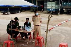 Chốt kiểm soát dịch COVID-19 tại xã Yên Định. Ảnh: BÁO BẮC GIANG