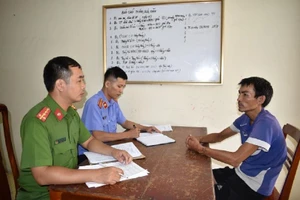 Khởi tố người đàn ông lạng lách, đạp cảnh sát giao thông