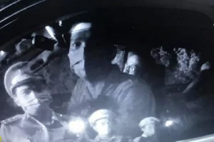 Tài xế say xỉn cố thủ trong xe 5 tiếng sẽ bị phạt kịch khung