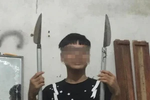 Cầm dao truy sát nhau trên phố, chém cả công an