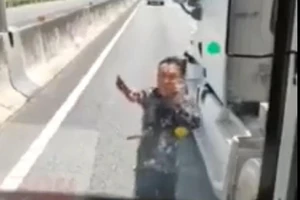Cầm dao chặt gương xe khách trên cao tốc TP.HCM - Trung Lương