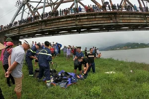 Tài xế xe tải nhảy xuống sông cứu cô gái, cả 2 bị cuốn trôi