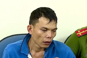 Bị vây bắt, dùng dao đâm tử vong công an viên