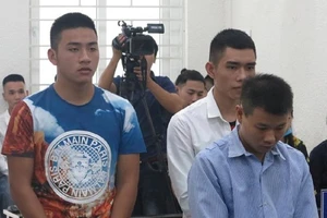 Đang bị truy nã vẫn mang súng cướp ngân hàng