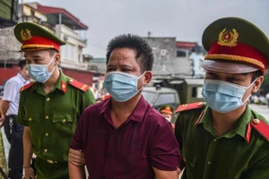 Đang xử lưu động chủ quán Nhắng ép khách quỳ do chê đồ ăn