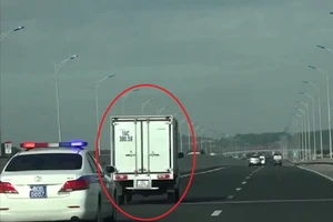 Xe của Cục CSGT liên tục hú còi, tài xế xe tải vẫn mặc kệ