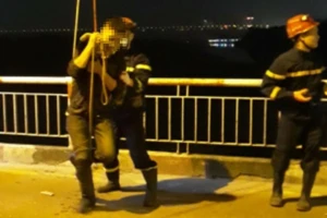 Say rượu ngã xuống sông, công an phải đu dây để cứu 
