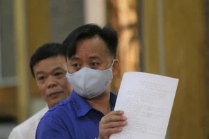 Cựu thượng tá công an từ chối 3 luật sư, tòa hoãn xử