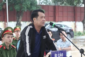 Phạt tù giám đốc rút súng dọa bắn người ngay giữa đường