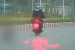 Phóng xe máy 104 km/giờ, thanh niên bị xử phạt tới 5 lỗi