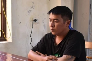 Thanh niên đánh công an khi bị thổi nồng độ cồn