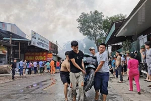 Cháy khủng khiếp, người dân khiêng xe máy tháo chạy